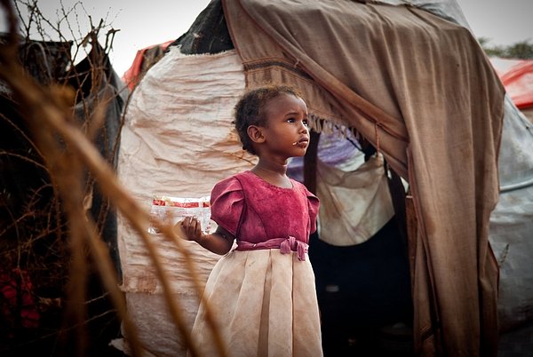 Podvyživená holčička, která se svou rodinou v prosinci 2006 uprchla před boji z Mogadiša. Od té doby žije rodina s deseti dětmi v uprchlických táborech. Guri El, Somálsko, říjen 2011. 