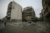 Ulice v Aleppu jsou po bojích plné sutin, vraků a trosek.