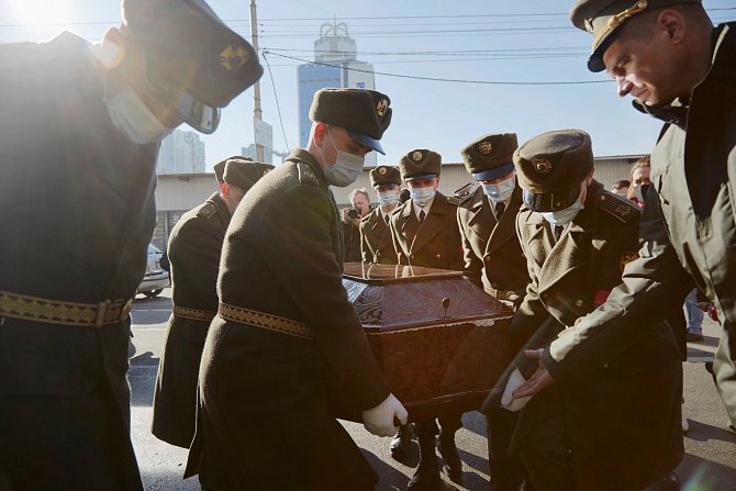 Vojáci nesou rakev kapitána Antona Olegoviče Sidorova do katedrály Svaté trojice v Kyjevě.