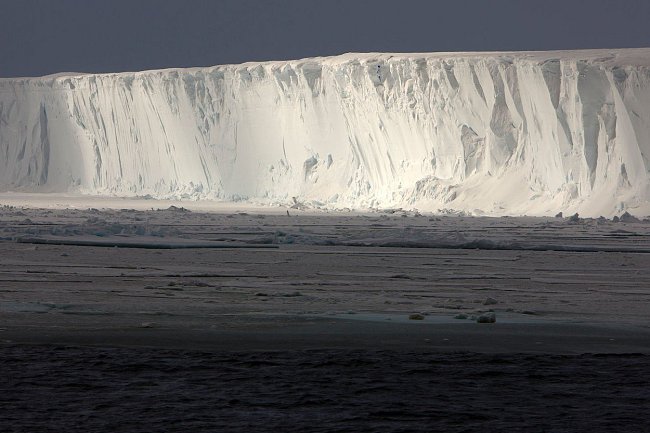 Rossův šelfový ledovec má rozlohu 472 960 kilometrů čtverečních (Česká republika "jen" 78 866 km²).