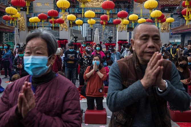 Obavy z šíření smrtícího koronaviru ovlivnily v Číně oslavy lunárního Nového roku. Kvůli hrozbě nákazy byly v některých městech zrušeny plánované slavnosti. V chrámu Wong Tai Sin v Hongkongu se lidé, mnozí s ústními rouškami, scházeli k tichým modlitbám.