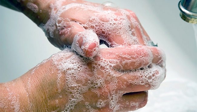 Jen zlomek lidí si myje správně ruce, epidemie mají dveře otevřené