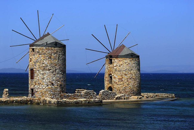 Kamenné větrné mlýny nádherně dokreslují pohodovou atmosféru ostrova Chíos.