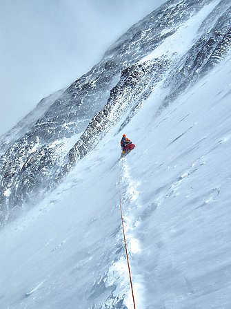 Cesta k vrcholu sedmé nejvyšší hory světa Dhaulagiri. Zážitky člena expedice horolezce Radka Jaroše.