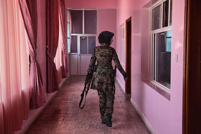 Poručice střeží růžová kasárna jemenské ženské protiteroristické jednotky na základně v San‘á. „Barva zdí byl náš nápad,“ říká jedna důstojnice. „Za tu barvu jsme bojovaly.“ 