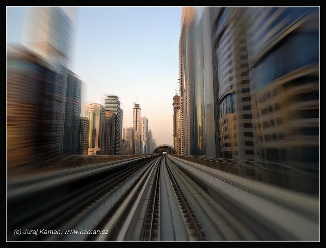Trať dubajské nadzemky připomíná hada plazícího se bludištěm mrakodrapů. 