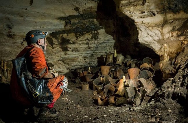 Guilermo de Anda, výzkumník National Geographic zkoumá soubor rituálních nádob ukrytý v jeskyni Balamkú (jeskyně boha Jaguára) na Yucatánu v Mexiku. Předměty tu ležely netknuté alespoň tisíc let.
