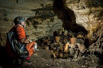 Guilermo de Anda, výzkumník National Geographic zkoumá soubor rituálních nádob ukrytý v jeskyni Balamkú (jeskyně boha Jaguára) na Yucatánu v Mexiku. Předměty tu ležely netknuté alespoň tisíc let.