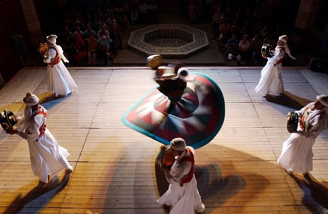 Dervíšové tancují na oslavách Ramadánu (Káhira, Egypt). 