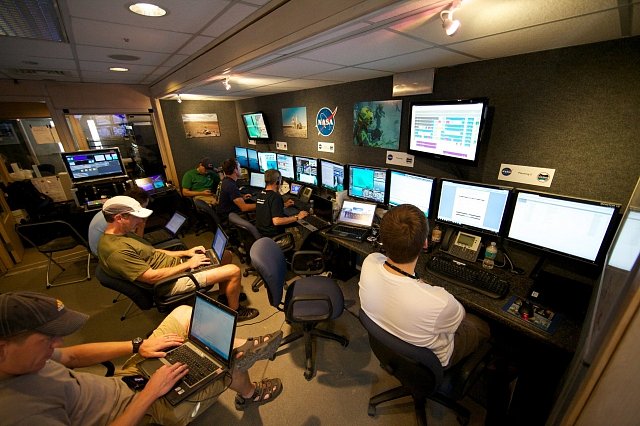 Podvodní trénink v NASA. Fotografie z 19. června 2012 ukazuje technické zaměstnance.