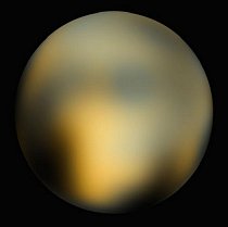 Rozbor obrazů pořízených Hubbleovým teleskopem v roce 2010 odhalil skvrnitý svět oranžové, bílé a černé barvy. Uprostřed bylo tajemné jasné místo, což přimělo NASA, aby naplánovalo misi sondy New Horizons tak, aby pořídila lepší snímky této oblasti.