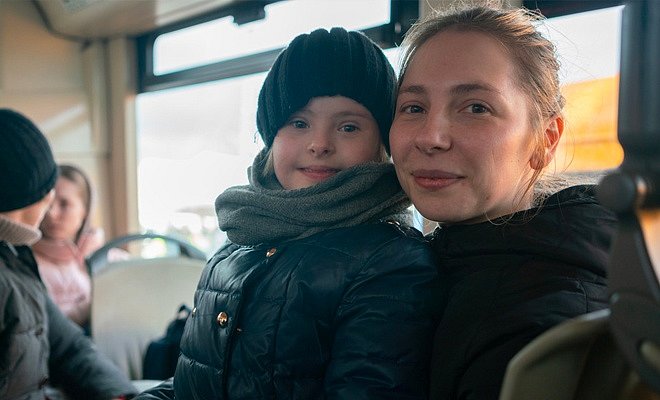Natalia s dcerou Ivankou, která se narodila s Downovým syndromem – Siret, ukrajinsko-rumunská hranice.