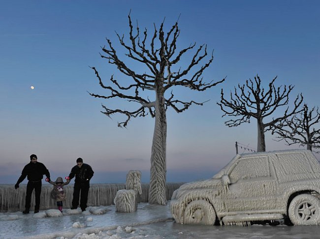 Švýcarsko. Během období třeskutých mrazů v únoru 2012 pohřbila zmrzlá vodní tříšť ze Ženevského jezera automobily, stromy i nábřežní promenádu. Neobvyklé vybočení polární fronty, která se stočila dale