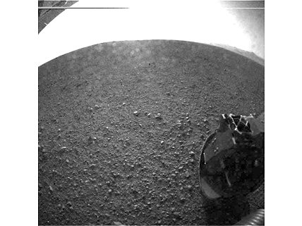 První fotografie povrchu Marsu ve vysokém rozlišení, kterou poslala sonda Curiosity.

