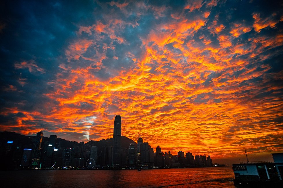 V Číně právě začíná jaro a lidé tráví podvečery stále častěji venku. Nedávno si při pohledu z přístavu Victoria Harbour užili nádhernou podívanou na Hong Kong při západu slunce.