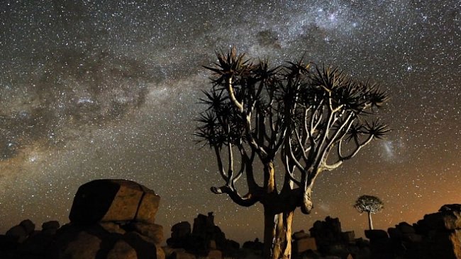 Časosběrné VIDEO: Noční obloha v Namibii vám vyrazí dech. Něco tak krásného jste dlouho neviděli