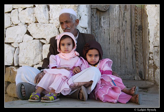Dědeček s vnučkami v burské vesnici, jejich otec pracuje v Egyptě.