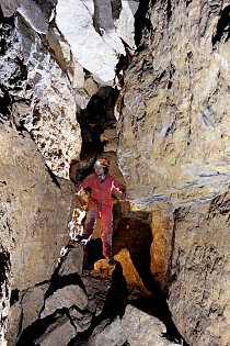 Jeskyně U Rozhraní je nejdelší rozsedlinovou jeskyní.