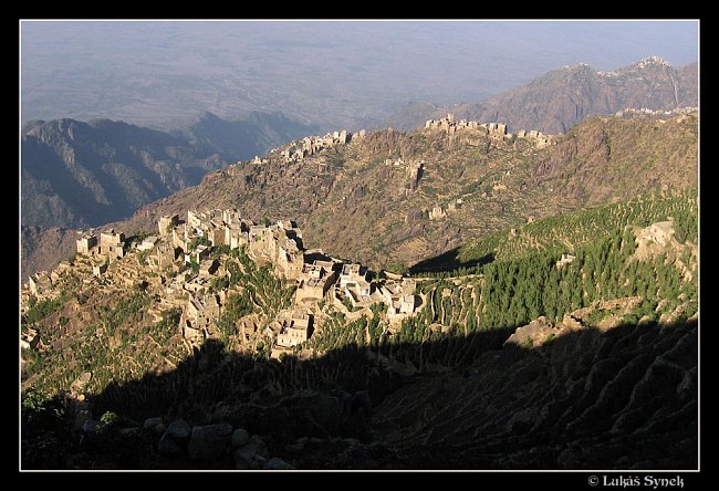 Nejen v pohoří Bura stojí jemenské vesnice na hřebenech či vrcholcích hor.