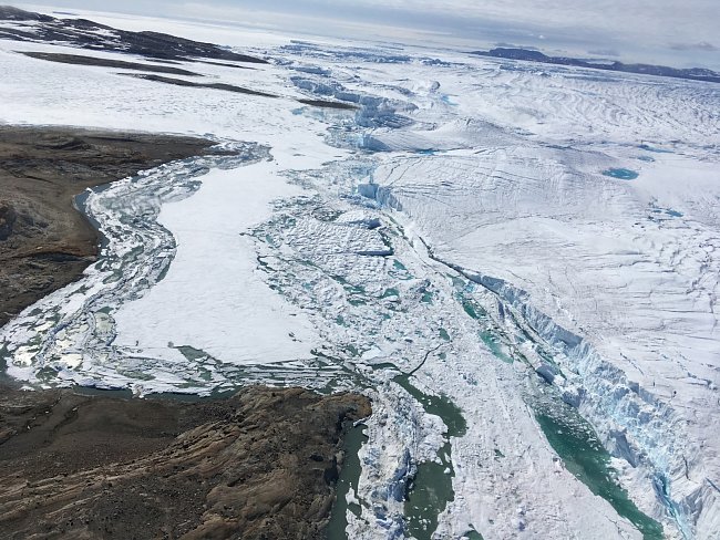 „Všechny lokality, na kterých jsme pracovali,“ upřesňuje doc. Elster, „jsou takové odledněné jazyky, vybíhající zpod antarktického ledového štítu."