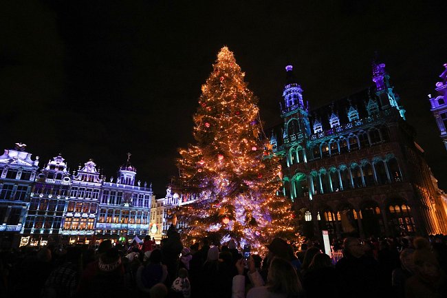 V Bruselu na náměstí Grande-Place doprovází vánoční trhy zvuková a světelná show.