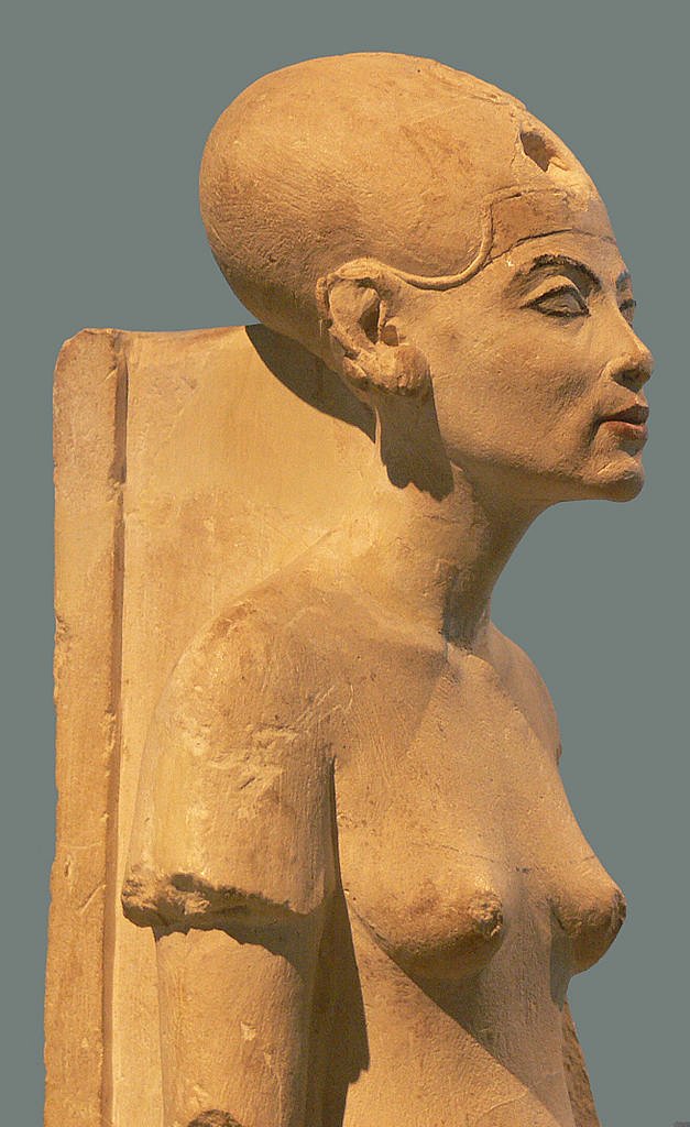 Tuto sochu Nefertiti uvidíte v berlínském muzeu.