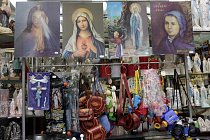 Každý obchod prodává lurdské suvenýry - figurky Panny Marie, tašky potištěné Pannou Marii, modely jeskyně kde se stal zázrak, kostela, kam se chodite modlit... 