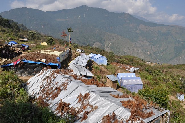 Humanitární pomoc bývá často doručována do špatně dostupných lokalit ve vysokohorských oblastech. Vesnice Selang.