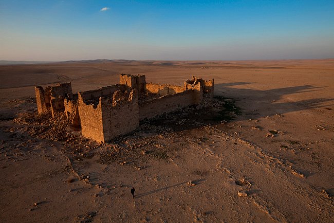 Qasr Bašír, Jordánsko  Pevnost na okraji pouště byla vybudována kolem roku 300 n. l. a patří k nejzachovalejším římským pevnostem na světě. Posádku tvořilo 70 až 160 jezdců, kteří chránili karavany př