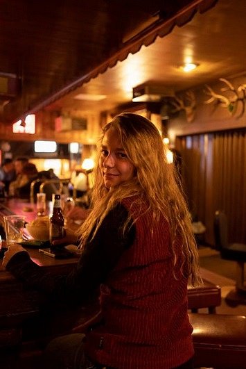 Clarissa Wambeke si dala pití v Owl Club Bar & Steakhouse ve městečku Eureka v Nevadě. „Mám ráda zdejší odlehlost, ale není to tady opuštěné, protože jsme malé město,“ říká.