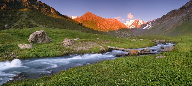 Pohoří Terskej Alatau, jehož zeleň je v Kyrgyzstánu vzácná. Téměř všude zemi totiž pokrývají stepi.