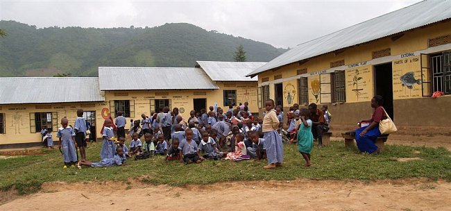 Soukromá základní škola v Buhoma má oproti státním školám výrazně méně dětí ve třídách.