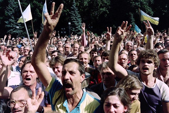 28. srpna 1991 se v centru Kyjeva sešly tisíce Ukrajinců požadujících nezávislost. Tři vztyčené prsty symbolizují trojzubec, ukrajinský znak.