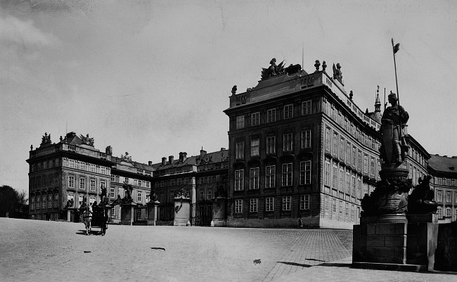 Královský palác na pražských Hradčanech. Dne 23. května 1618 shromáždění šlechtici vyhodili z oken české dvorské kanceláře dva místodržící, kteří byli usvědčeni ze zrady české věci. Byl to první z čin