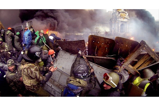 Na kyjevském náměstí Nezávislosti se 21. listopadu 2013 rozhořel násilný konflikt mezi demonstranty a policií. Důvodem protestů bylo rozhodnutí promoskevské vlády pozastavit rozhovory o těsnější spolupráci s Evropskou unií.