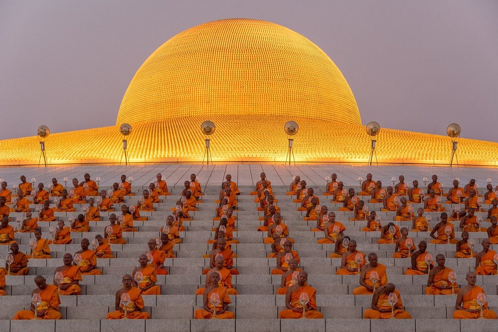 Tisíce mnichů zapálilo obřadně svíčku a společně se pomodlilo v chrámu Wat Phra Dhammakaya v Thajsku na oslavu jednoho z nejvýznamějších buddhistických svátků Magha Puja Day, který si lidé připomínají od roku 1851.