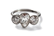 Platinový prsten s diamanty byl nalezen v kožené tobolce. Takovými šperky se ženy zdobily při noblesních společenských událostech na lodi.