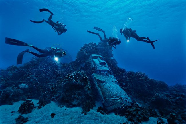 Turisté potápějící se u Velikonočního ostrova narazili na napodobeninu moai, která byla zhotovena v roce 1994 pro jistý hollywoodský film a potom byla potopena u břehů ostrova. 