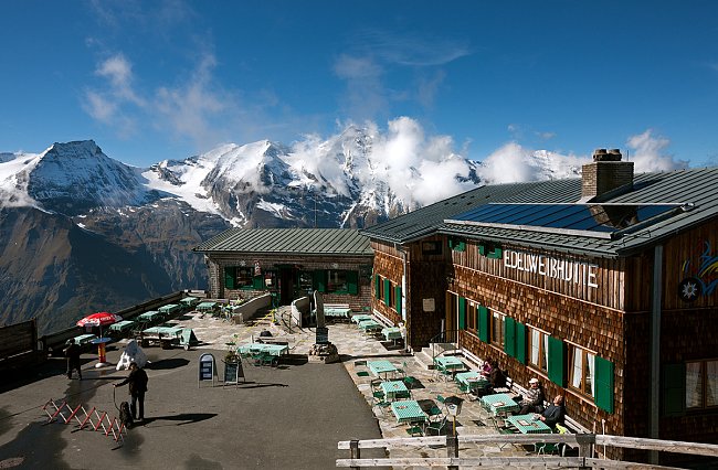 Edelweißhütte – horská chata na nejvyšším místě silnice 2571 m. Nabízí pohled na 37 vrcholů vyšších než 3 000 m a 19 ledovců. Malá restaurace zde byla postavena v roce 1935 manželi Ledererovými. V té 