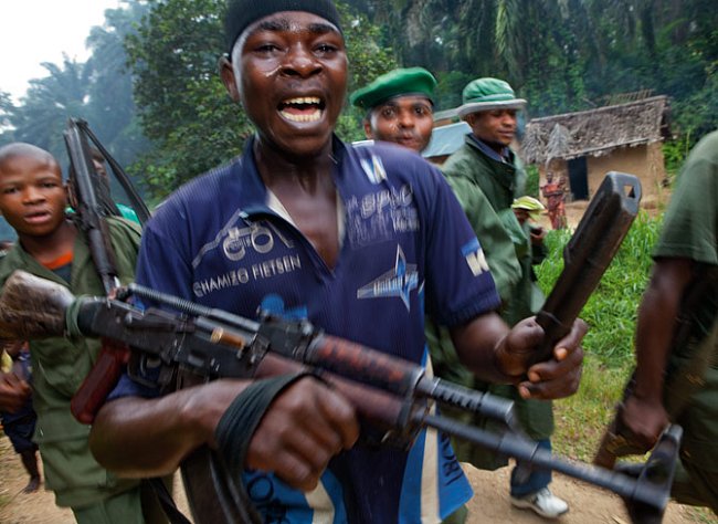 V konžské provincii Severní Kivu vládne právo silnějšího a konflikty jsou zde na denním pořádku. U jedné z cest uplatňuje svou sílu jedna z mnoha místních milicí, Mai Mai Kifuaafua. Ozbrojenci vymáhaj