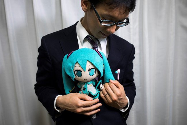Akihiko Kondo a panenka virutální hvězdy Hatsune Miku.