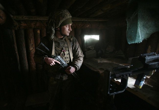 Ukrajinský voják hlídkuje na stanovišti na frontové linii poblíž města Šcastia (ukrajinský i ruský výraz pro „štěstí“) nedaleko ukrajinského města Lugansk, kde se ukrajinské síly střetly se separatisty podporovanými z ruské strany. Snímek vznikl 23. února