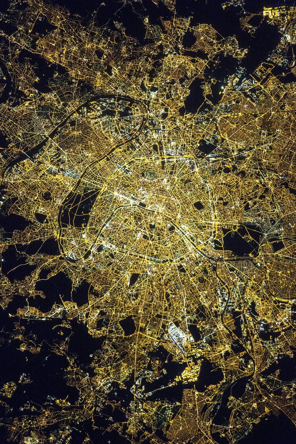 Půlnoční Paříž dává vyniknout osvětleným ulicím a především bulváru Champs-Élysées, historické ose města pocházející ze 17. století. 
