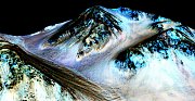 Zatím není jasné, odkud se tekoucí voda na Marsu bere. Jednou z možností je, že na sebe sůl váže vodu z atmosféry.
