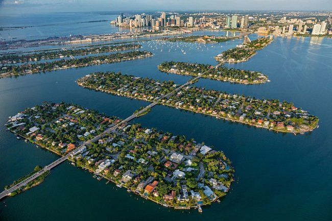  Venetian Causeway v Biscayne Bay spojuje Miami Beach s Miami přes šest umělých ostrovů nazvaných Venetian Islands, které jsou považovány za nejlepší bydlení na mořském břehu. 