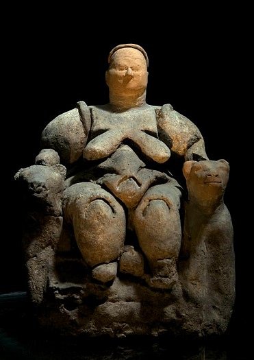 Tato socha bohyně matky Kybelé byla nalezena v Çatal Hüyük v Turecku a je často uváděna jako důkaz uctívání Matky Země, božstva neolitické Evropy před nástupem patriarchální společnosti.