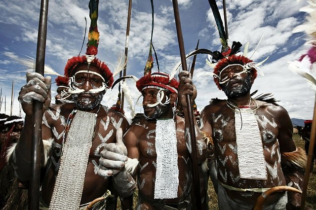 Domorodí Papuánci se shromažďují na slavnosti ve Waměně (Indonésie). 