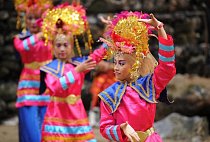 INDONÉSIE - Největší komunita, kde vládne matriarchát, se nachází v Barisanském pohoří na ostrově Sumatra. Ve zdejší muslimské společnosti vlastní a dědí majetek ženy. Po svatbě se muž stěhuje ke své vyvolené. Ženy na fotce tančí tanec etnika Minangkabau.