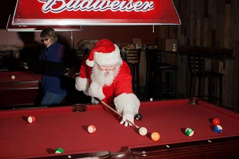 Po pětikilometrovém Velkém běhu Santů v Las Vegas v roce 2012 si jeden osamělý Santa krátí čekání na večírek po závodě hrou kulečníku v restauraci Stoney’s Rocking Country Bar.
