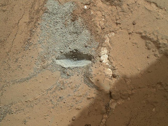 Vozítko poprvé vyzkoušelo kladivo, které umožní podívat se na geologii Marsu do hloubky. Brzo se ´bude zkoušet rotace kladívka a dalších funkcí.
